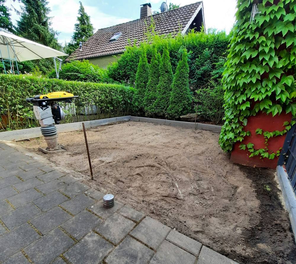 Vorher: Gartenfläche mit offenem Erdboden