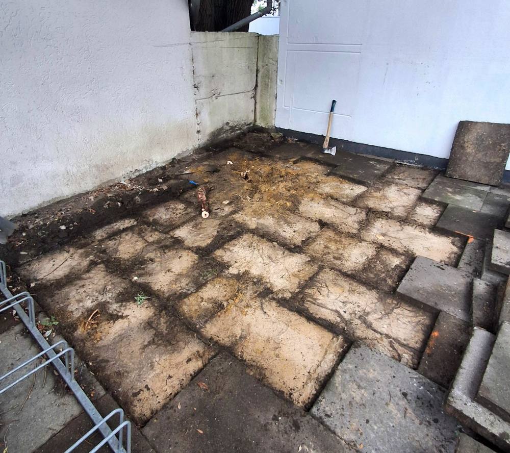 Vorher: aufgenommene Terrassenplatten