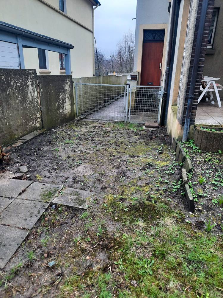 Vorher: zugewachsener Weg am Haus
