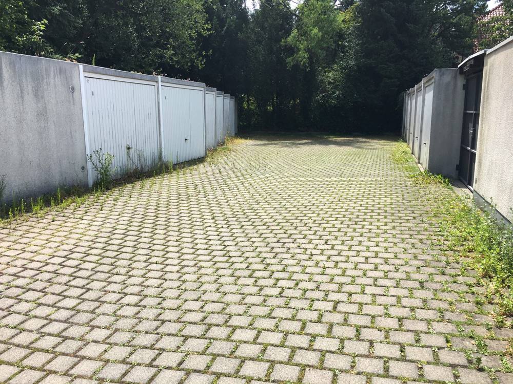 Vorher: vermooste Pflasterfläche